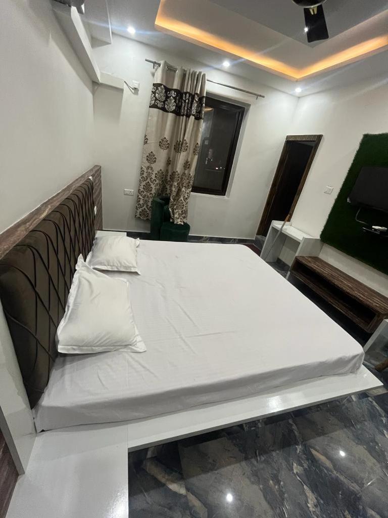 Hotel Jai Mata Chintpurni Family Hotel Bharwain ภายนอก รูปภาพ